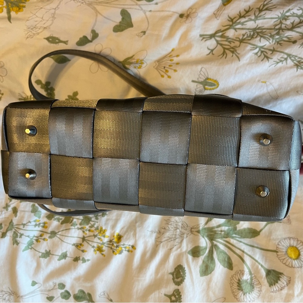 Harvey’s seatbelt bag. Large tote. Silver/ gray. Very clean. - Picture 6 of 11